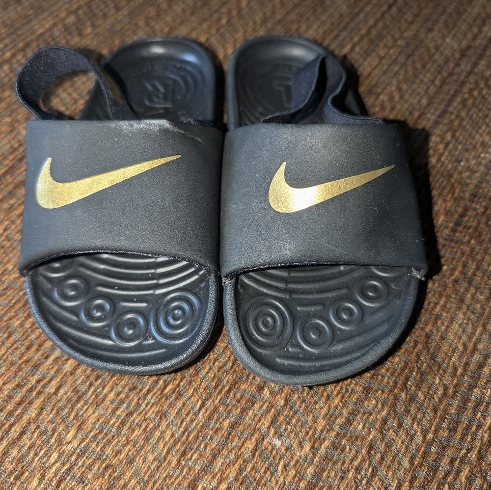 Sz 9 Nike sandals